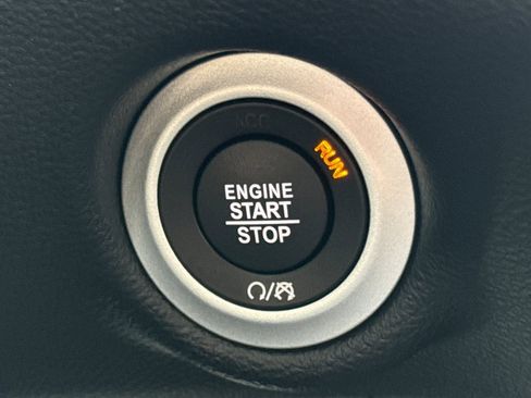 Used 2025 Chrysler Voyager LX image 22