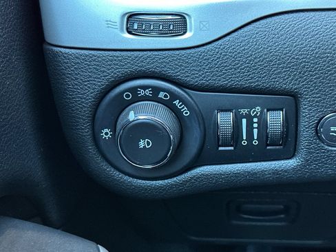Used 2018 Jeep Cherokee Latitude Plus w/ Comfort/Convenience Group AWD/4WD image 33