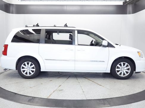 Used 2014 Chrysler Town & Country Touring FWD image 6