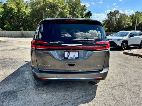 Used 2021 Chrysler Pacifica Touring-L FWD image 8