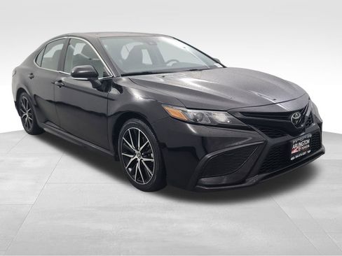 Used 2023 Toyota Camry SE image 2