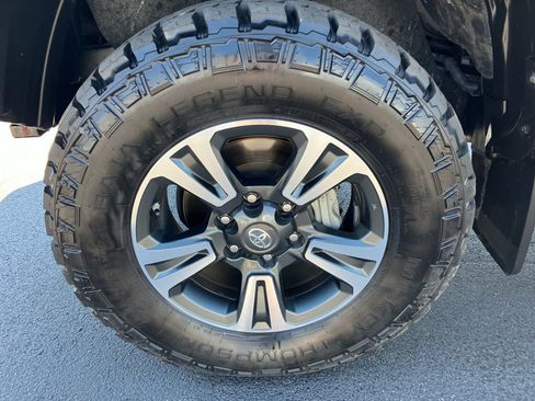 Used 2018 Toyota Tacoma TRD Sport image 13