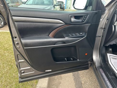 Used 2018 Toyota Highlander Limited w/ Carpet Mat Package (TMS) AWD/4WD image 22