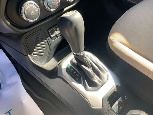 Used 2015 Jeep Renegade Latitude image 19