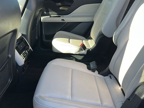Used 2025 Lincoln Aviator 2WD image 18
