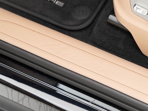 Certified 2025 Porsche Macan image 14