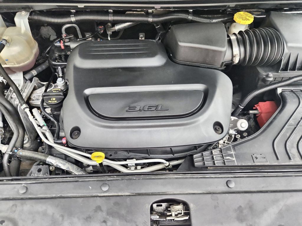 Certified 2024 Chrysler Pacifica Touring-L FWD image 39