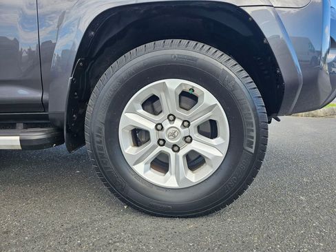 Used 2015 Toyota 4Runner SR5 AWD/4WD image 9