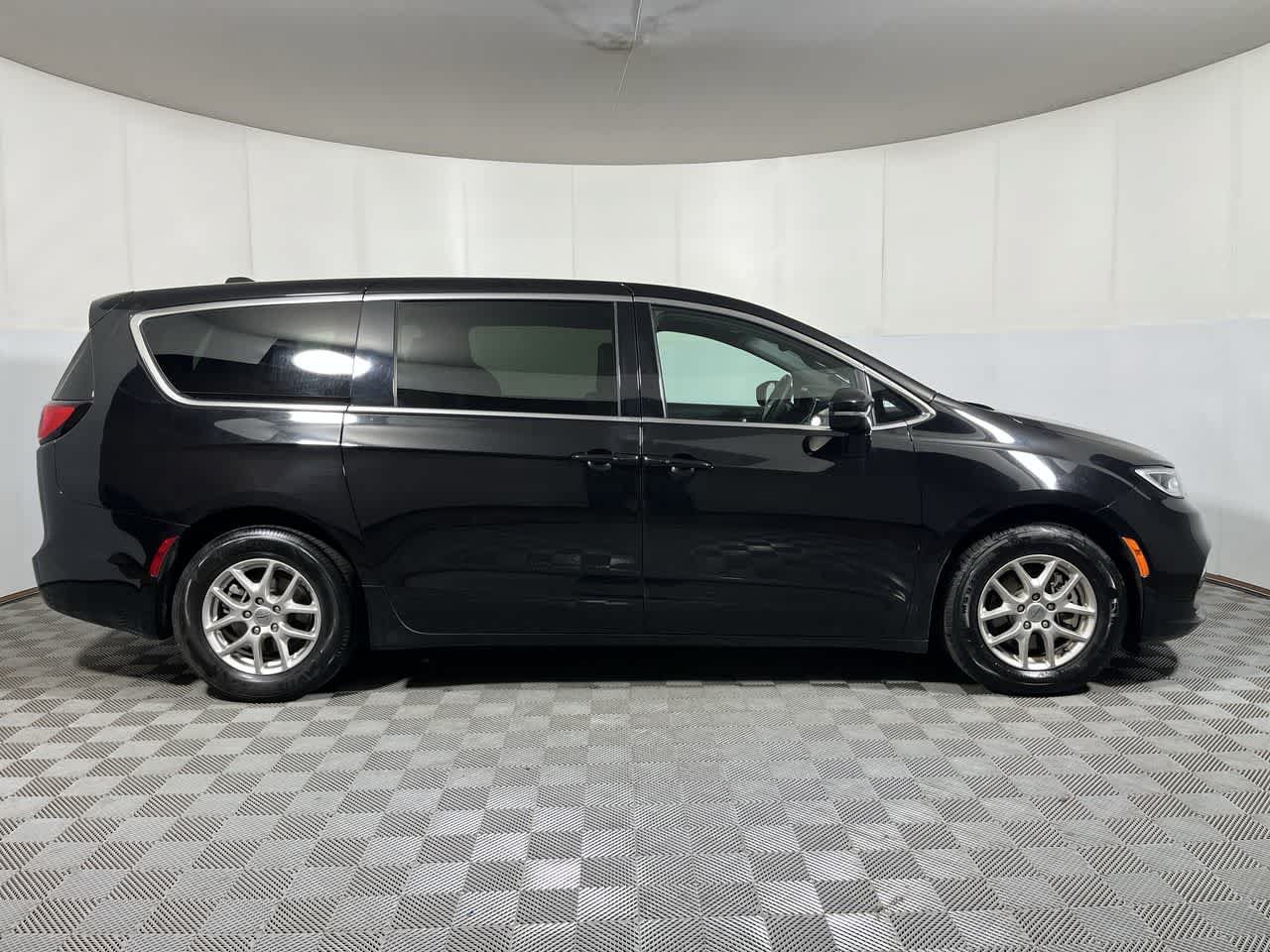 Used 2025 Chrysler Pacifica Select FWD image 9