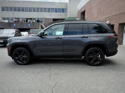 Used 2023 Jeep Grand Cherokee Altitude AWD/4WD image 14