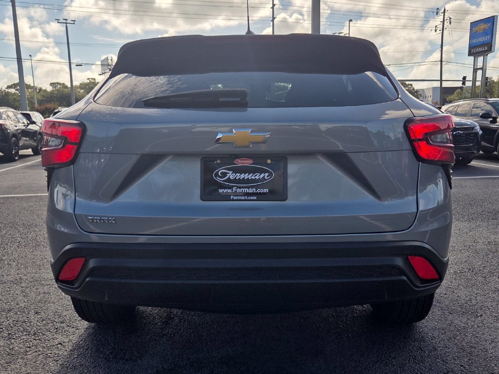Certified 2025 Chevrolet Trax LS w/ Driver Confidence Package FWD image 7