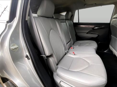 Used 2023 Toyota Highlander Limited FWD image 21