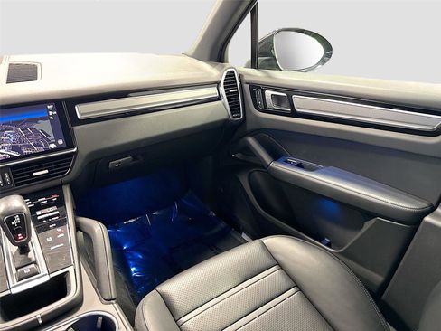 Used 2022 Porsche Cayenne Platinum Edition image 25
