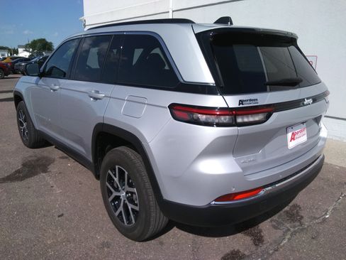 Used 2024 Jeep Grand Cherokee Limited image 7