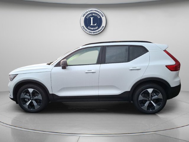 Certified 2026 Volvo XC40 B5 Plus AWD/4WD image 2