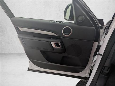 New 2025 Land Rover Discovery Dynamic SE image 11