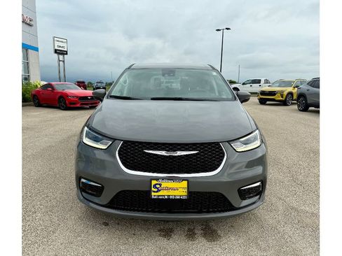 Used 2023 Chrysler Pacifica Touring-L image 7