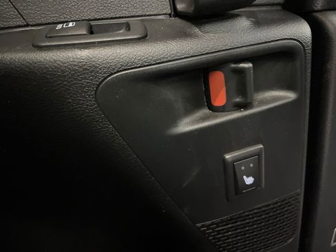 Used 2025 Chrysler Pacifica Limited image 21