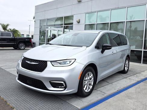 Certified 2024 Chrysler Pacifica Touring-L image 8