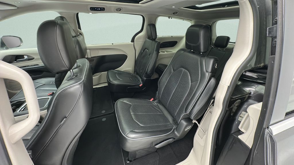 Used 2018 Chrysler Pacifica Limited w/ Tire & Wheel Group FWD image 9