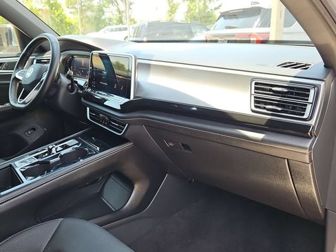 Used 2025 Volkswagen Atlas Cross Sport SE FWD image 32
