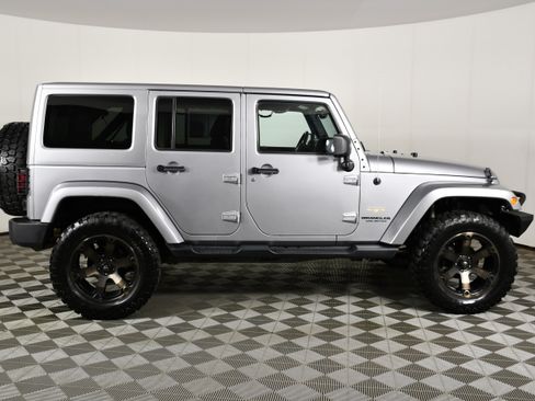 Used 2013 Jeep Wrangler Unlimited Sahara w/ Connectivity Group AWD/4WD image 5