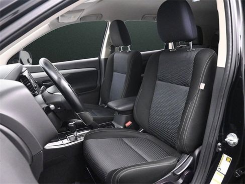 Used 2018 Mitsubishi Outlander SE image 11