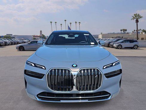 New 2025 BMW i7 eDrive50 w/ Premium Package image 2