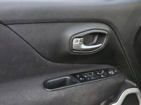 Used 2020 Jeep Renegade Latitude image 10