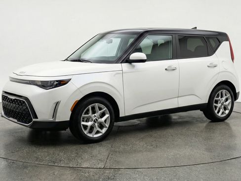 Used 2025 Kia Soul LX w/ LX Technology Package FWD image 3