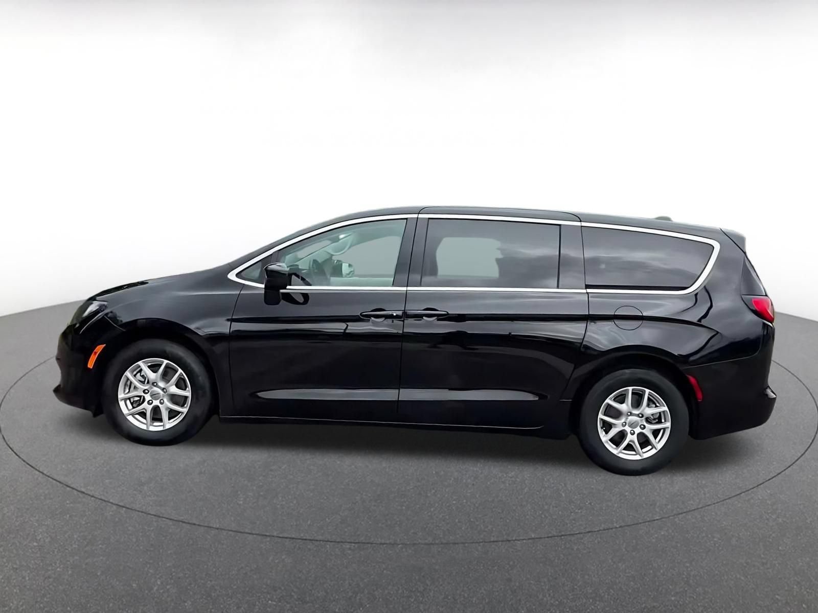 Used 2024 Chrysler Voyager LX FWD image 8