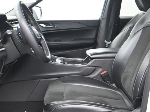 Used 2023 Jeep Grand Cherokee L Laredo image 9