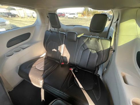 Used 2023 Chrysler Pacifica Touring-L image 11