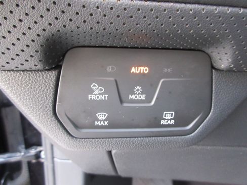 Used 2024 Volkswagen Atlas SEL AWD/4WD image 24