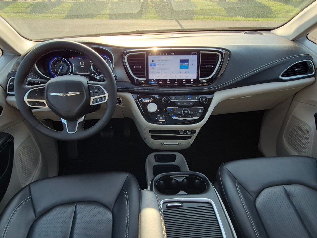 Used 2024 Chrysler Pacifica Touring-L FWD image 20