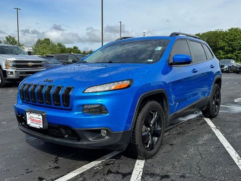 Used 2018 Jeep Cherokee Latitude w/ Altitude Package AWD/4WD image 8
