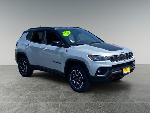 Used 2025 Jeep Compass Trailhawk AWD/4WD image 7