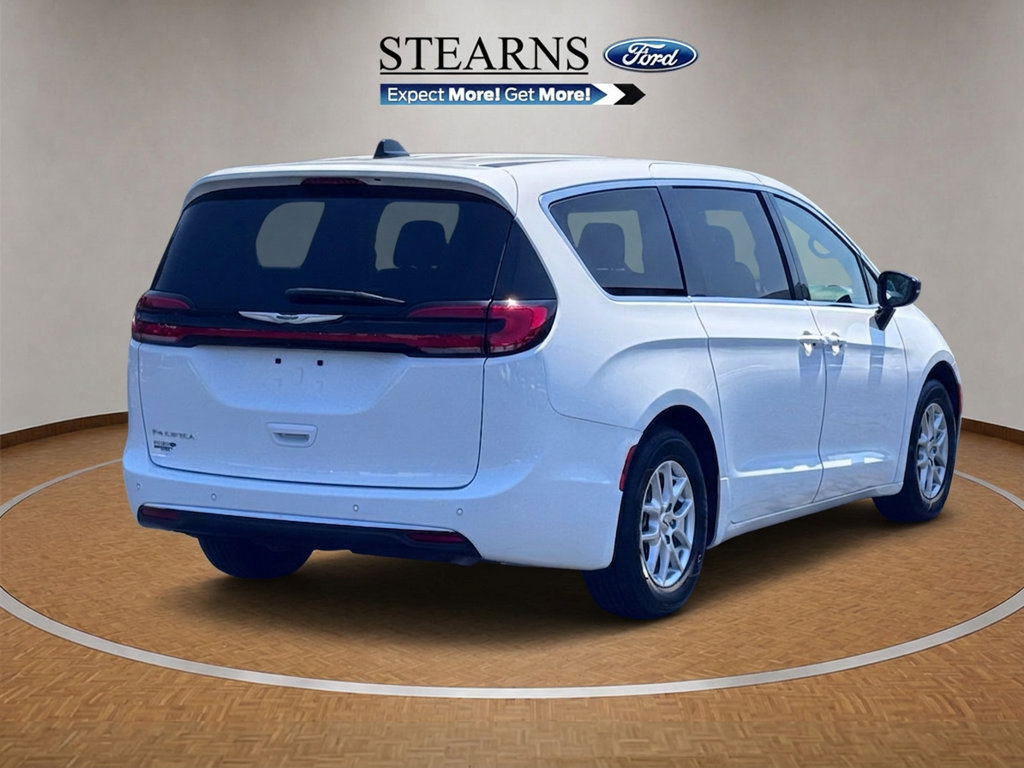 Used 2025 Chrysler Pacifica Select FWD image 16