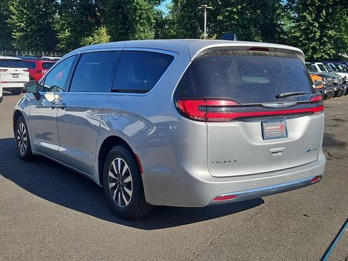 Certified 2023 Chrysler Pacifica Touring-L FWD image 5
