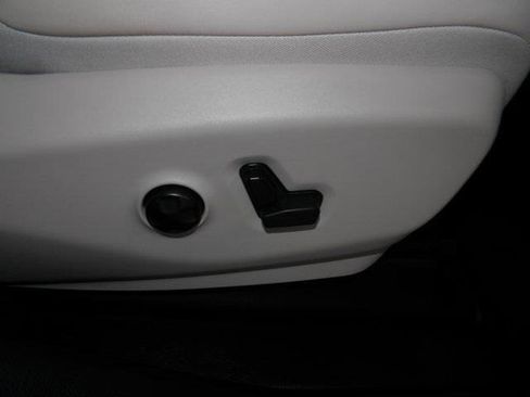 Used 2018 Chrysler Pacifica Limited w/ Tire & Wheel Group image 28