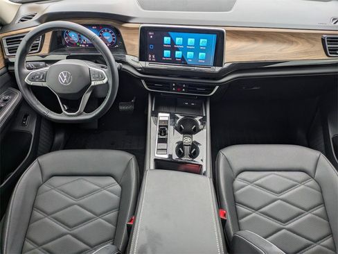 Used 2025 Volkswagen Atlas SE w/ Panoramic Sunroof Package image 2