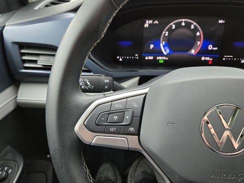 Used 2024 Volkswagen Taos SE image 31