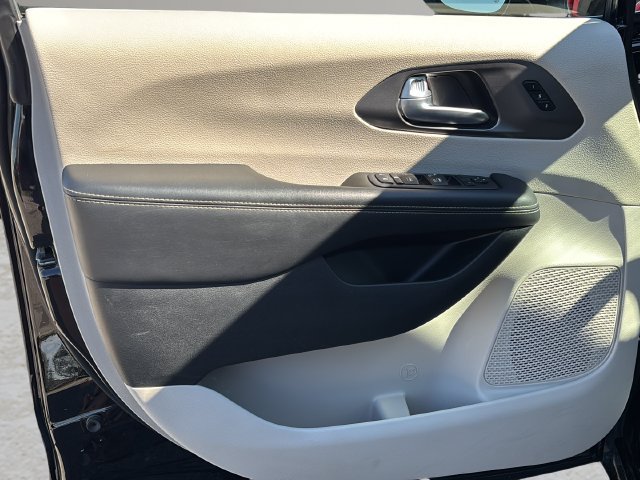 Used 2024 Chrysler Pacifica Touring-L FWD image 14