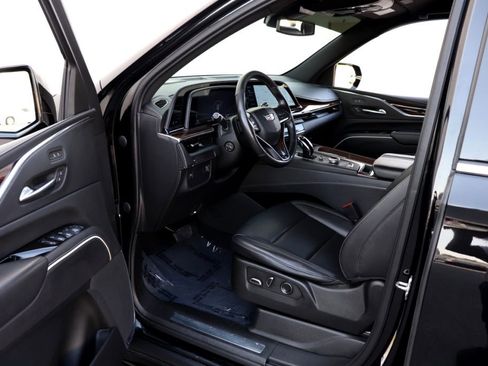 Used 2021 Cadillac Escalade ESV Luxury image 2