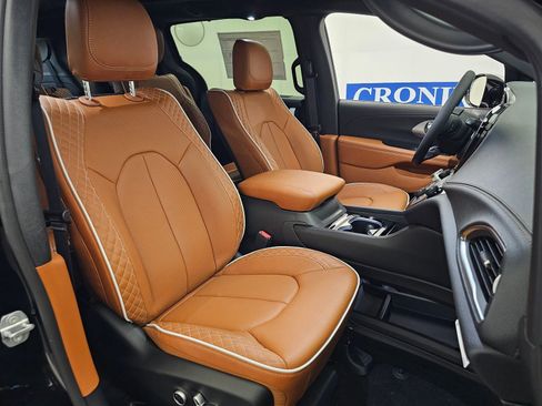 New 2026 Chrysler Pacifica Pinnacle AWD/4WD image 30