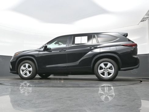 Used 2024 Toyota Highlander LE FWD image 29