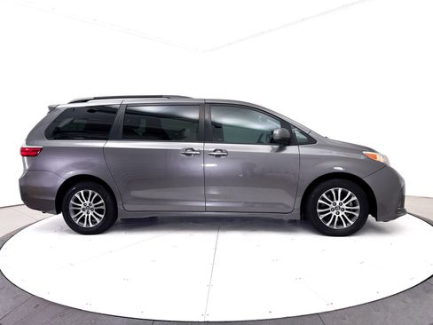 Used 2018 Toyota Sienna XLE w/ XLE Navigation Package FWD image 34