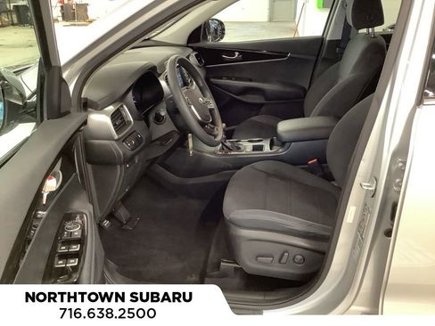 Used 2019 Kia Sorento FWD V6 image 4