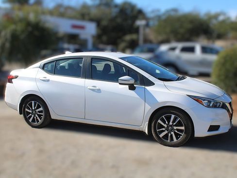 Used 2020 Nissan Versa SV image 4
