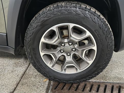 Used 2021 Jeep Cherokee Trailhawk image 9